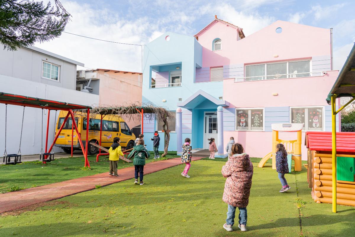 Οι ιδιόκτητες εγκαταστάσεις του παιδικού σταθμού Καραμέλα στη Χίο με το σχολικό λεωφορείο και τον μεγάλο προαύλιο χώρο.