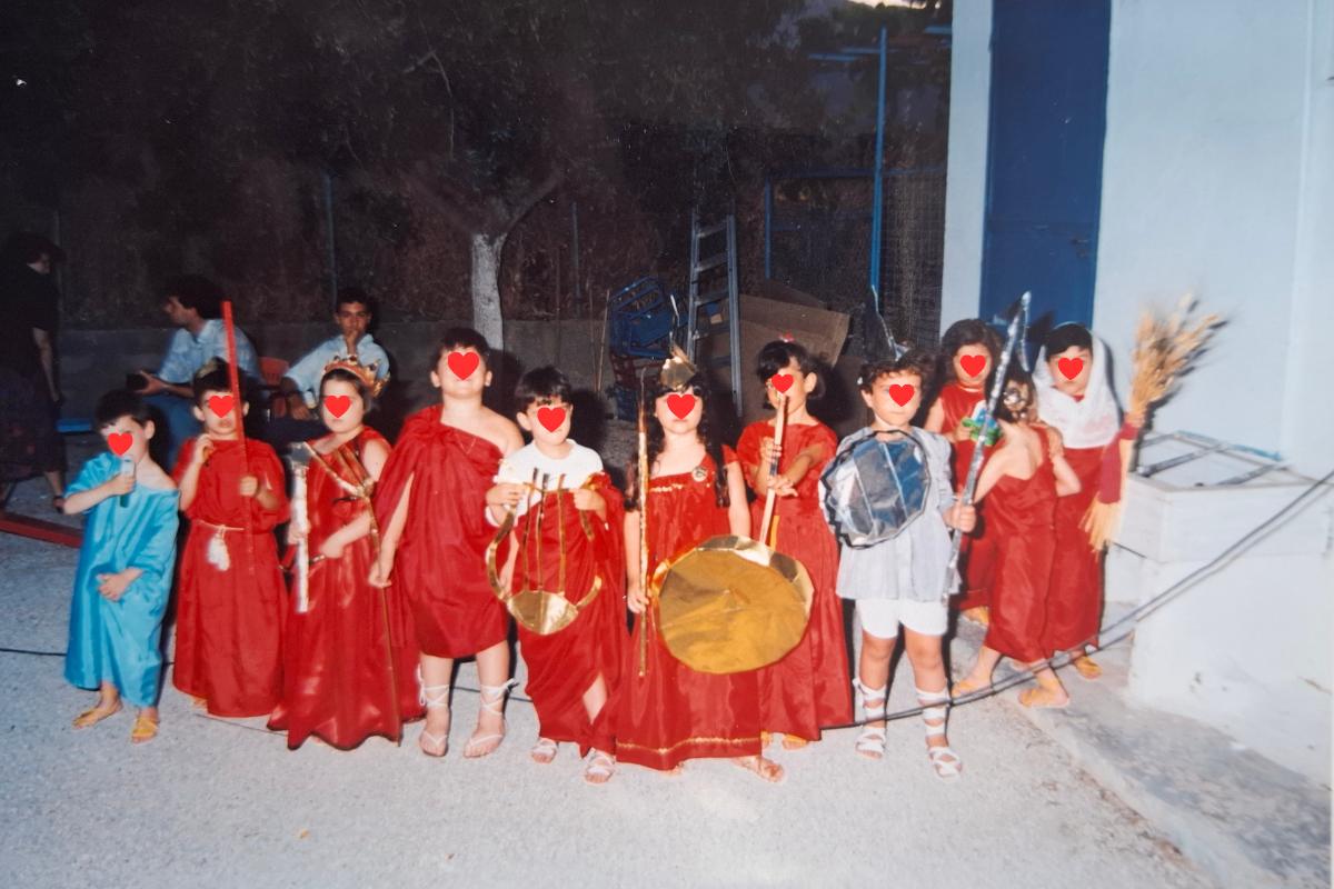 Παλαιότερη φωτογραφία από σχολική γιορτή νηπιαγωγείου στη Χίο το 1993, με παιδιά και στολές επί σκηνής.