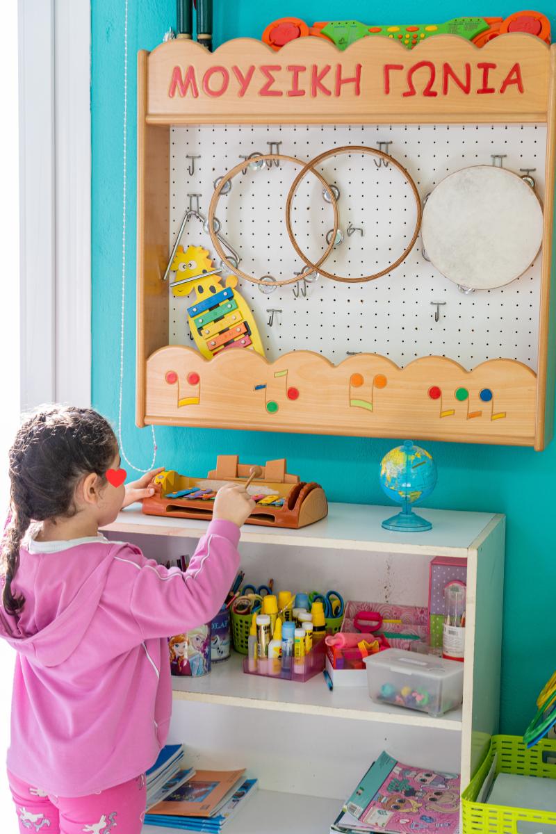 Γωνιά βιβλίου και φιλαναγνωσίας με παιδική βιβλιοθήκη σε φωτεινή αίθουσα.