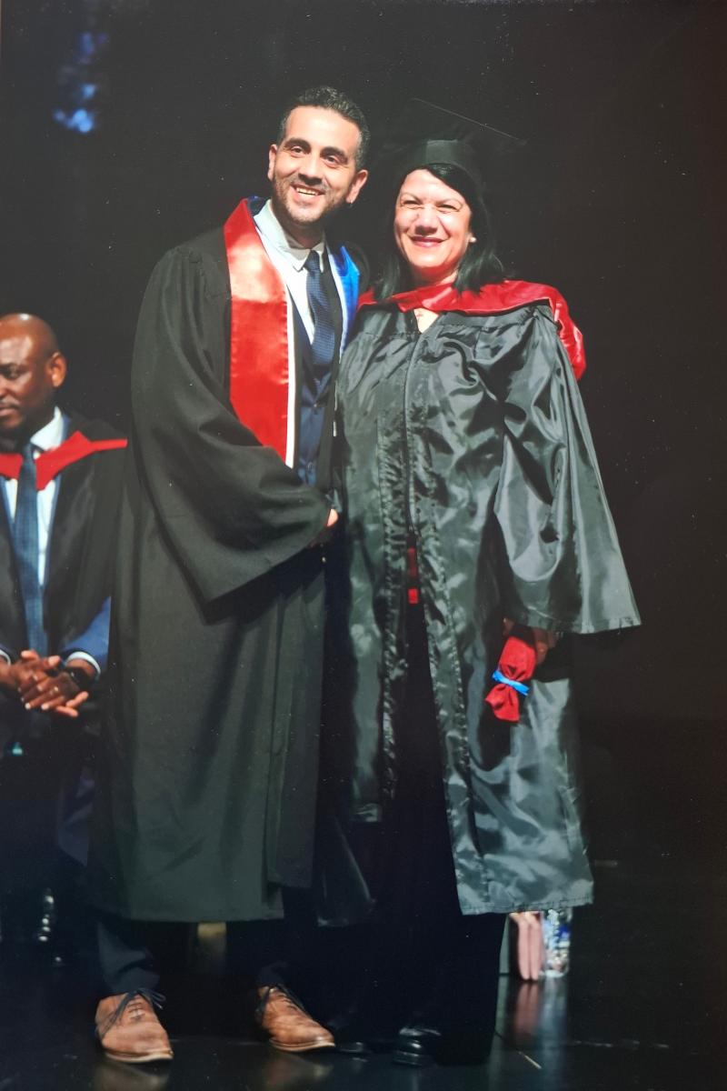 Η διευθύντρια Νίκη Μεργέ με πτυχίο από το Mediterranean College, συμβολίζοντας τα χρόνια ακαδημαϊκής εξέλιξης.