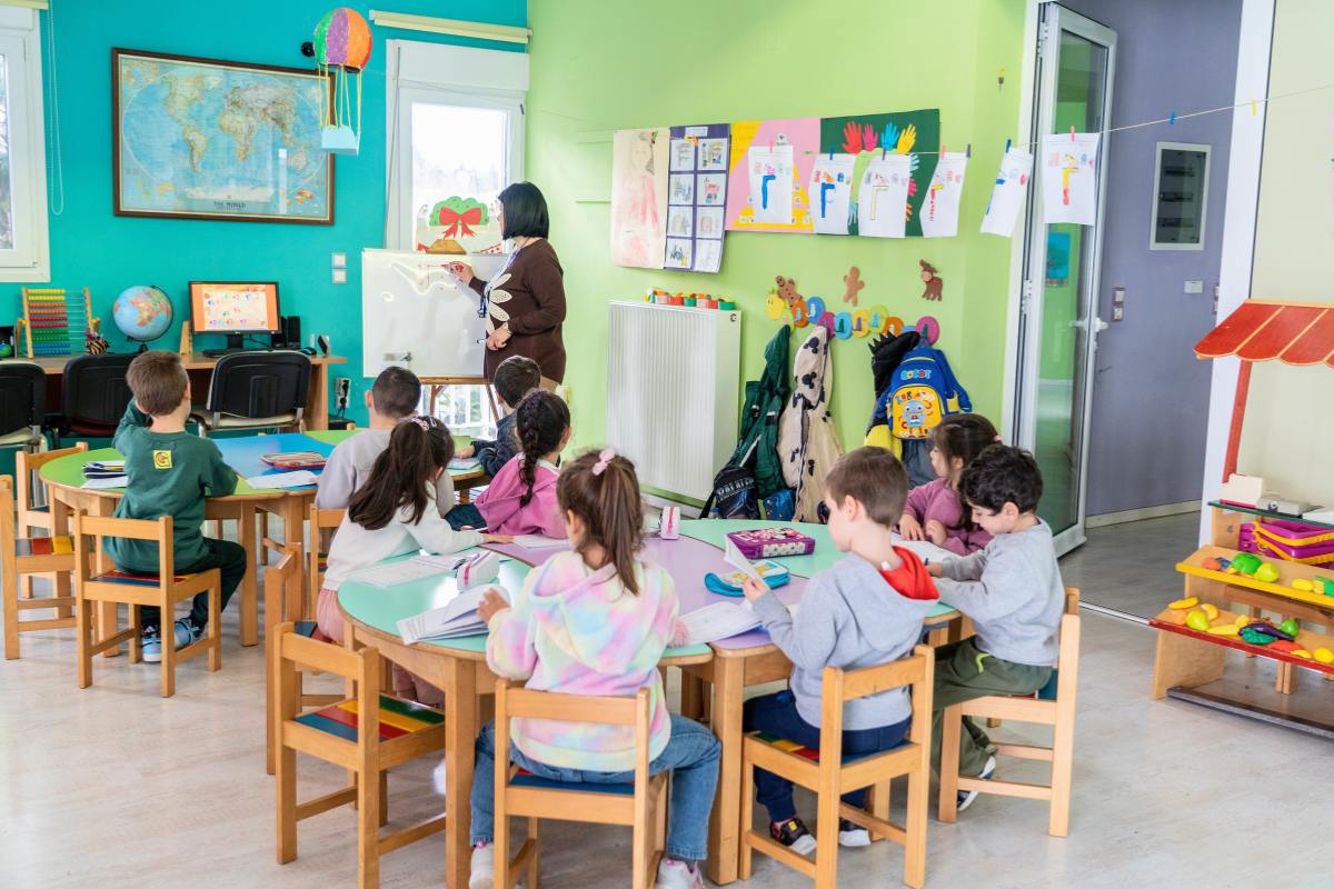 Πρότυπη αίθουσα διδασκαλίας στο νηπιαγωγείο Καραμέλα στη Χίο με παιδιά κατά τη διάρκεια μαθήματος.
