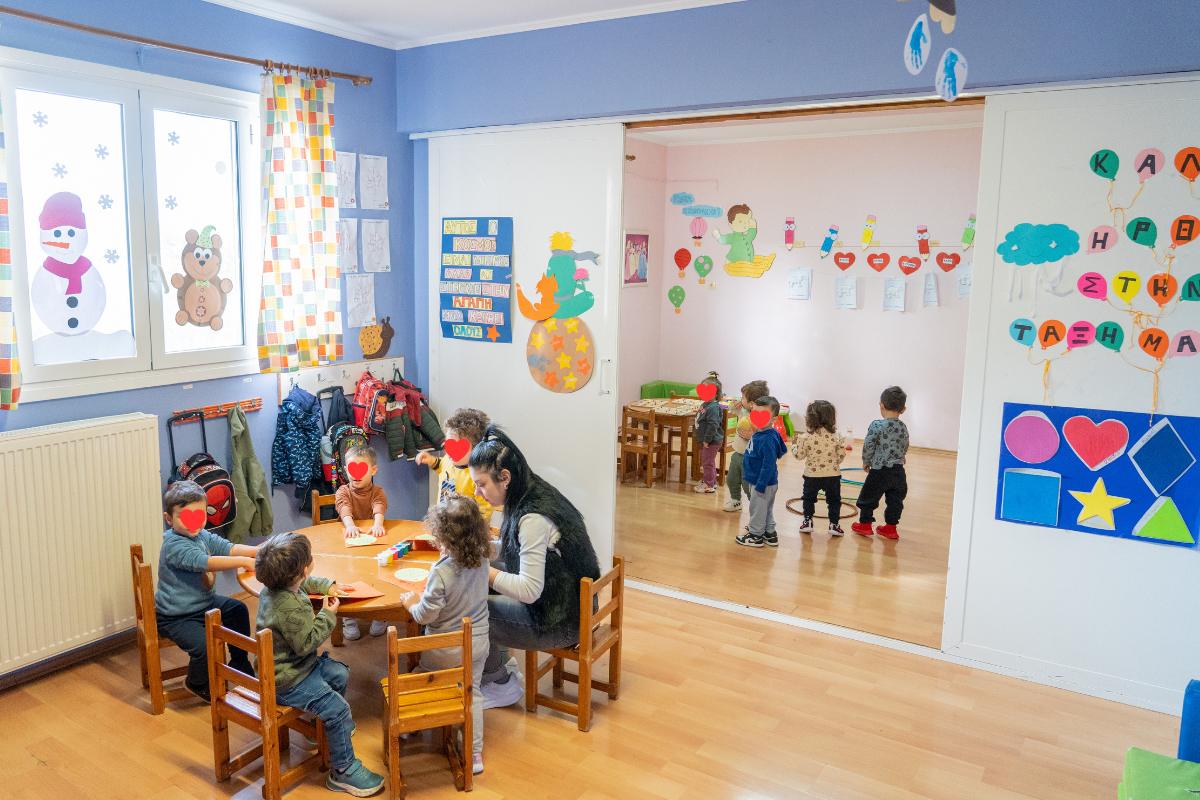 Ευρύχωρη αίθουσα δραστηριοτήτων και πλούσιο εκπαιδευτικό υλικό.