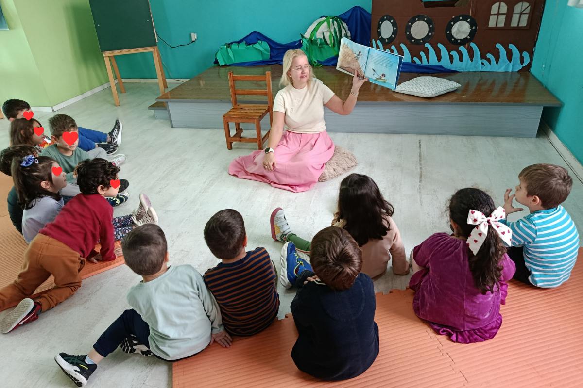 Δασκάλα της Καραμέλας διαβάζει παραμύθι σε παιδιά σε βιωματική δραστηριότητα στη Χίο.