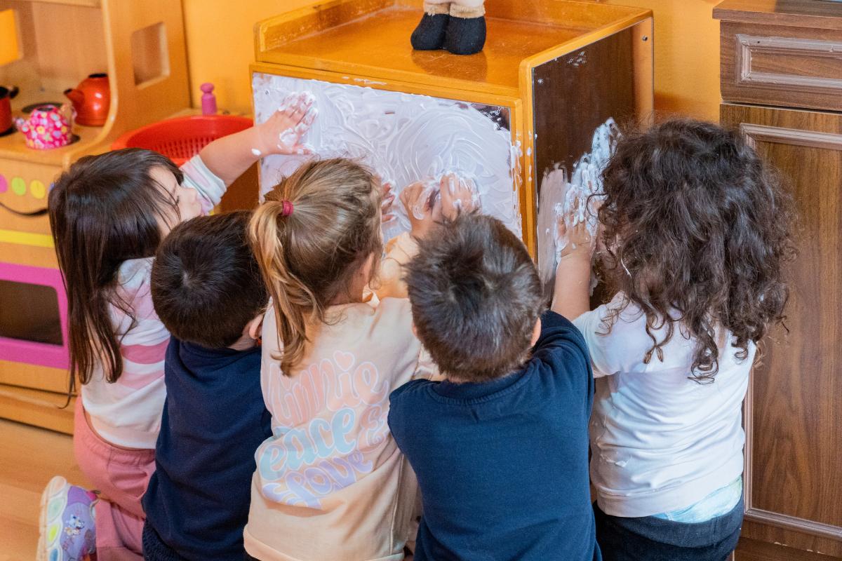 Messy Play δραστηριότητες στον βρεφονηπιακό σταθμό Καραμέλα στη Χίο.