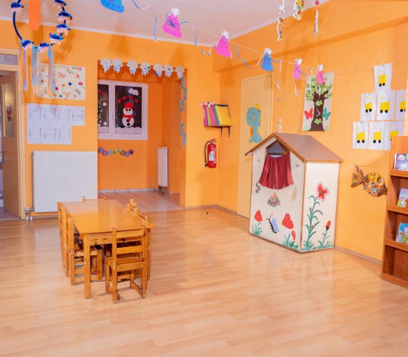 Ευρύχωρη αίθουσα δραστηριοτήτων με εργονομικά τραπεζάκια και πλούσιο εκπαιδευτικό υλικό.