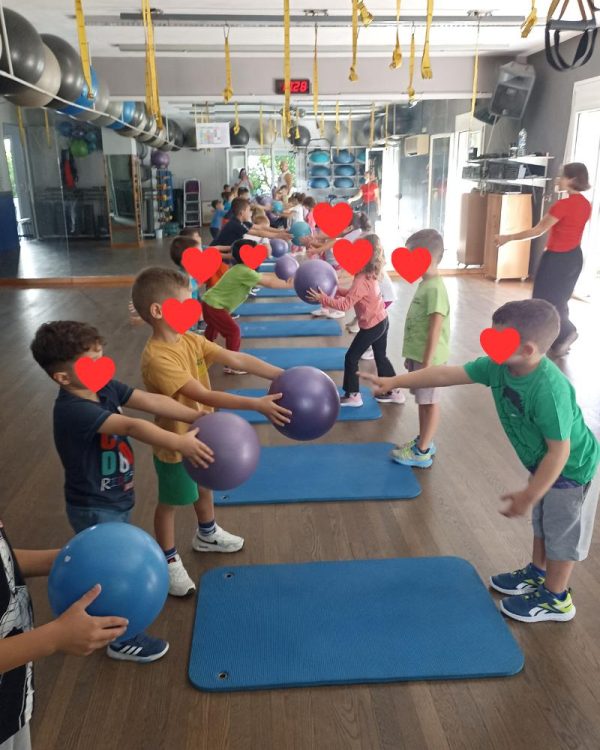 Τα παιδιά του παιδικού μας σταθμού κατά τη διάρκεια γυμναστικής