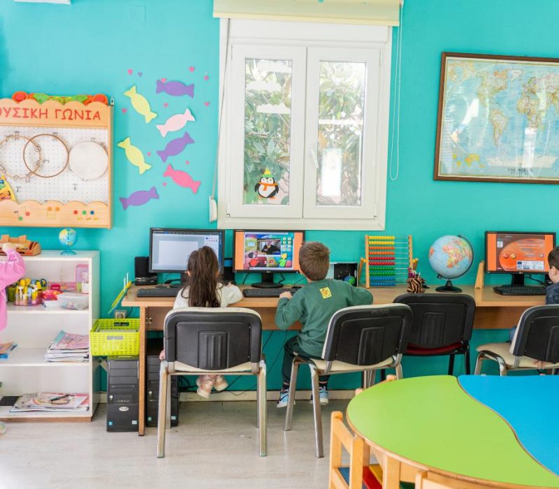 Εργαστήρι πληροφορικής με σύγχρονους υπολογιστές για την εισαγωγή των παιδιών στον ψηφιακό κόσμο.