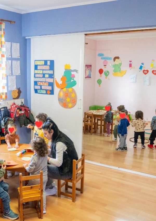 Ευρύχωρη αίθουσα δραστηριοτήτων και πλούσιο εκπαιδευτικό υλικό.