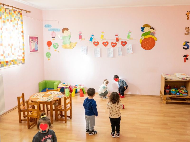 Παιδιά που συμμετέχουν σε δραστηριότητες σε μεγάλη αίθουσα του σταθμού.