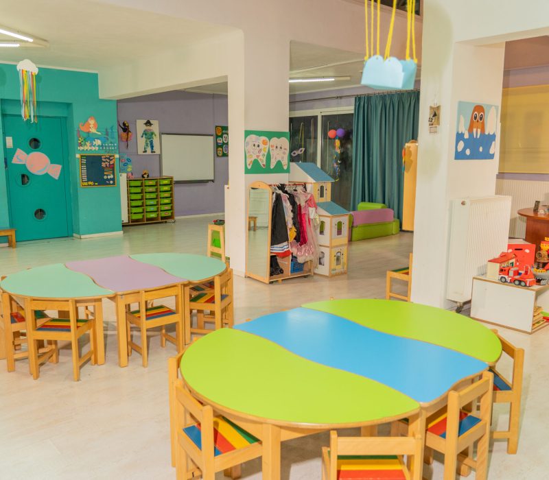 Ευρύχωρη αίθουσα νηπιαγωγείου με εκπαιδευτικές γωνιές στην Καραμέλα Χίου